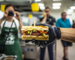 Konec smažáku v menzách? České univerzity přidávají do menu rostlinná jídla